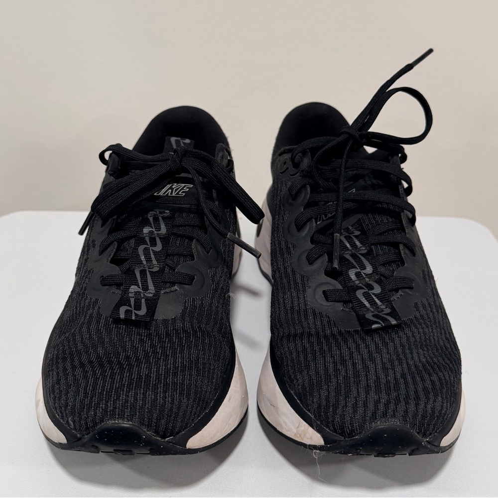 Nike Black and White Running Shoes - Picture 2 of 6